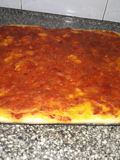 Una foto de Pizza (masa en panetera)!