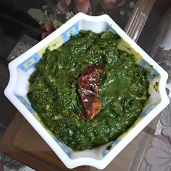 A picture of Lasooni palak.