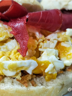 Una foto de Redondito de revuelto trufado con cecina y cebolla crunch