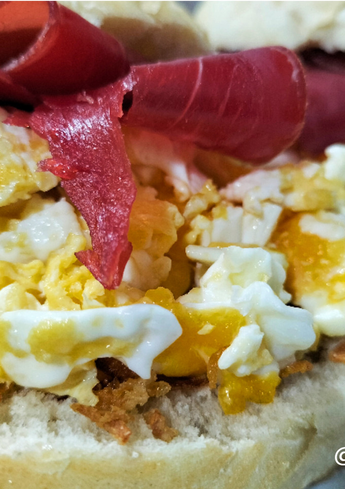 Una foto de Redondito de revuelto trufado con cecina y cebolla crunch