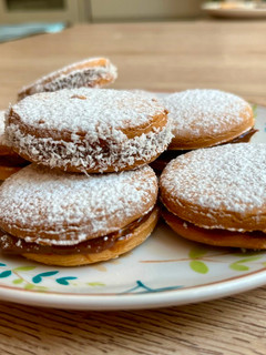 Una foto de Alfajores