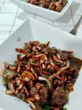 Carrillada en salsa de vino al romero con bacon crujiente