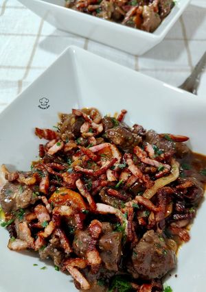 Una foto de Carrillada en salsa de vino al romero con bacon crujiente