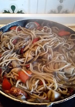 Una foto de Espaguetis con mariscos pimientos morrones y tinta de calamar por