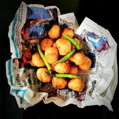 A picture of Urad dal bhajiya.