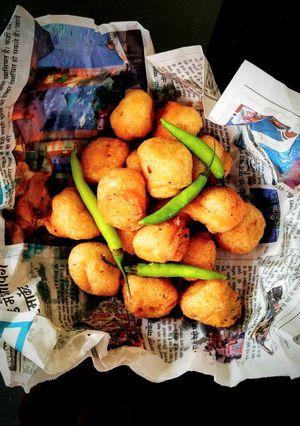 A picture of Urad dal bhajiya.