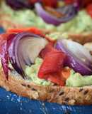 Bruschettas de pan de campo con palta