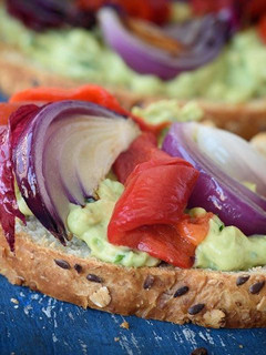 Una foto de Bruschettas de pan de campo con palta
