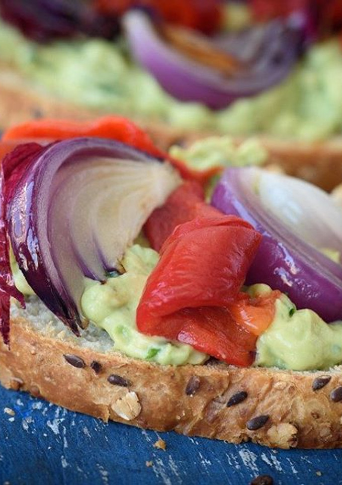 Una foto de Bruschettas de pan de campo con palta