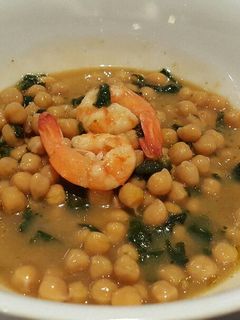 Una foto de Garbanzos, espinacas y langostinos