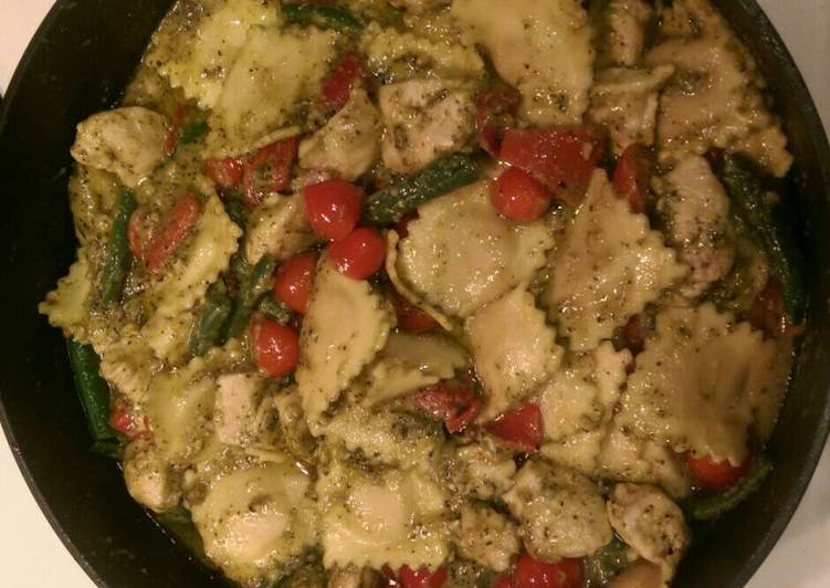Roasted red bell pepper and green bean pesto ravioli Roasted red bell pepper and green bean pesto ravioli