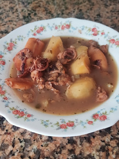 Una foto de 🦑🍾Chipirones a la sidra con almejas y patatas💙💛