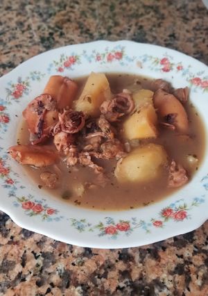 Foto principal de 🦑🍾Chipirones a la sidra con almejas y patatas💙💛