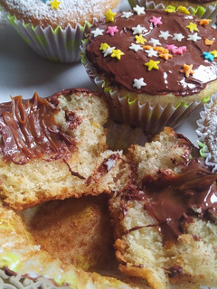 Una foto de Muffins con corazón de dulce de leche que no se vá al fondo