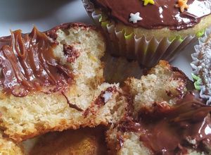 Una foto de Muffins con corazón de dulce de leche que no se vá al fondo