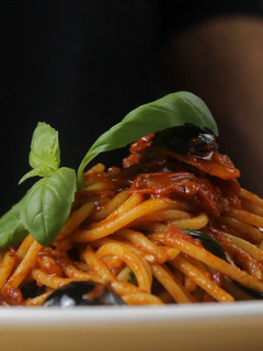 Una foto de Pasta con tomates secos y aceitunas negras - 👉 Recetas veganas con pasta