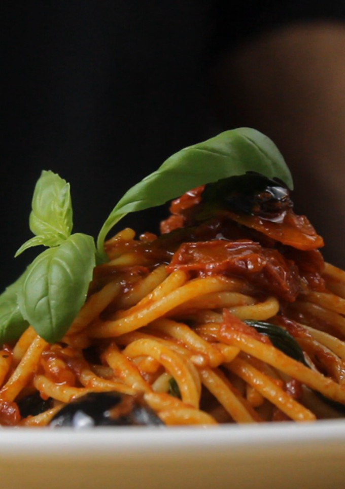Una foto de Pasta con tomates secos y aceitunas negras - 👉 Recetas veganas con pasta