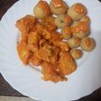 Pescado con mojo de pimiento y tomate asado y papas arrugás