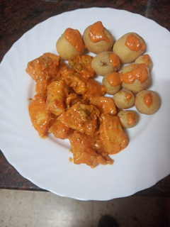 Una foto de Gallo al estilo canario con mojo de pimiento y tomate asado y papas arrugás