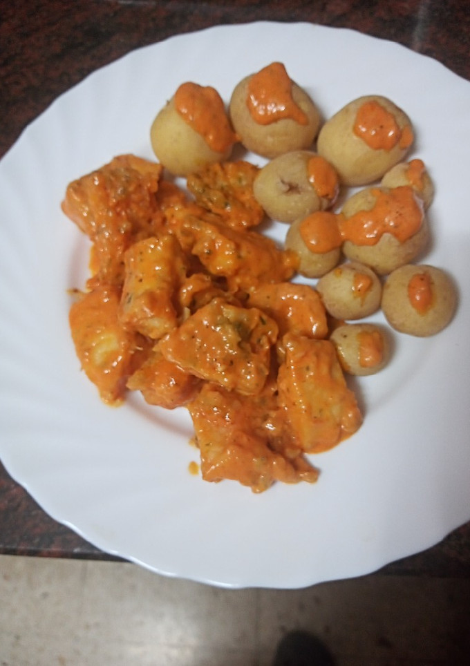 Una foto de Gallo al estilo canario con mojo de pimiento y tomate asado y papas arrugás