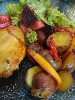 Una foto de Pollo en bolsita con papines al horno 🍗🥔
