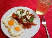 Una foto de chilaquiles salsa de tomate