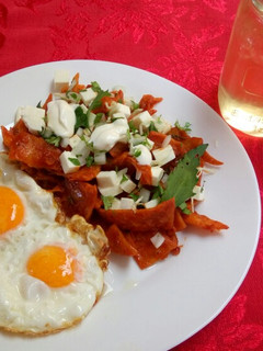Una foto de Chilaquiles de salsa guajillo