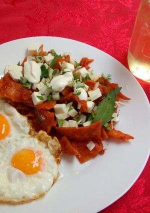 Una foto de Chilaquiles de salsa guajillo