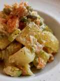 Ensalada de patata al eneldo con aguacate y salmón ahumado