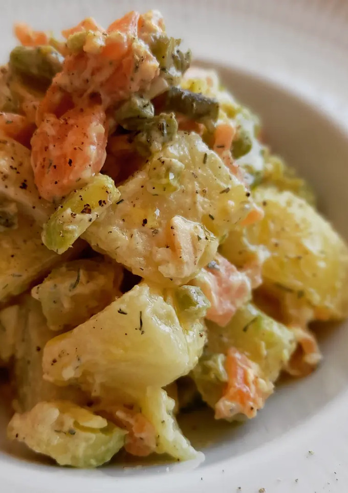 Una foto de Ensalada de patata al eneldo con aguacate y salmón ahumado