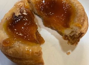 Una foto de Tartaletas de Hojaldre con Crema Pastelera y Mermelada de Nectarina