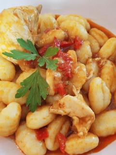 Una foto de Ñoquis con pollo al whisky en salsa de tomate