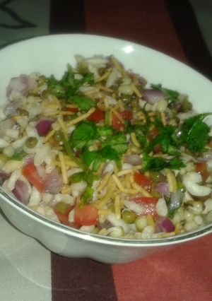 A picture of Sprout bhel.