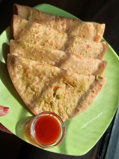 মটরশুঁটির পরোটা (Green peas paratha recipe in English) রেসিপির প্রধান ছবি
