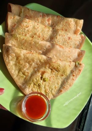 মটরশুঁটির পরোটা (Green peas paratha recipe in English) রেসিপির প্রধান ছবি