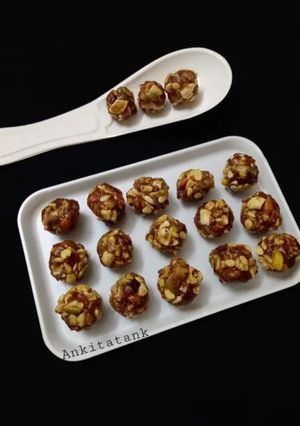 A picture of Dates and dry fruits bolls.