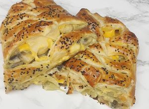 Une photo de Feuilleté tressé au poulet et aux champignons