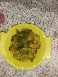 आलू शिमला मिर्च (Aloo shimla mirch recipe in hindi) रेसिपी मुख्य फोटो