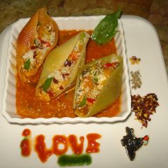 A picture of Tricolour pasta shells stuffed with cheeseand bell peppers.