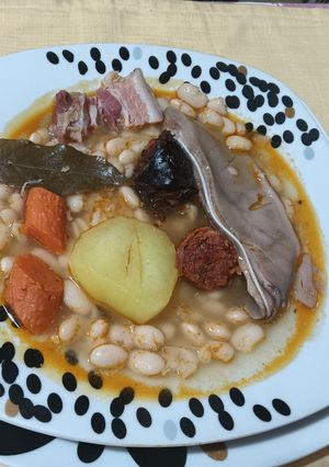 Una foto de Judías blancas con oreja de cerdo y compango asturiano