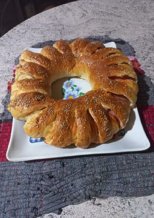 Una foto de Corona rellena de jamón y queso