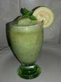 Smoothie de guayaba piña y hierbabuena