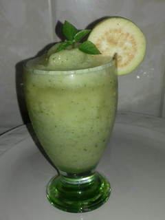 Una foto de Smoothie de guayaba piña y hierbabuena