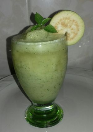 Una foto de Smoothie de guayaba piña y hierbabuena