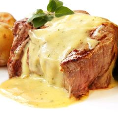A picture of Chateaubriand Steak with delicious Bearnaise Sauce.