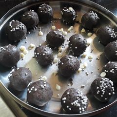 A picture of Oreo biscuits balls.