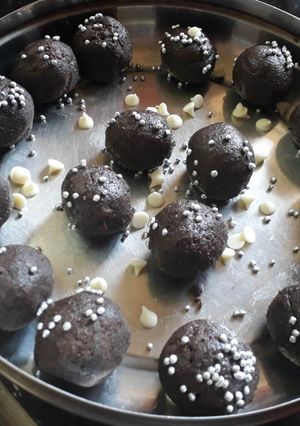 A picture of Oreo biscuits balls.