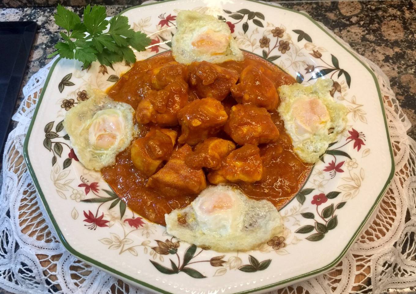 Pollo al curry con huevos de codorniz