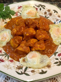 Una foto de Pollo al curry con huevos de codorniz