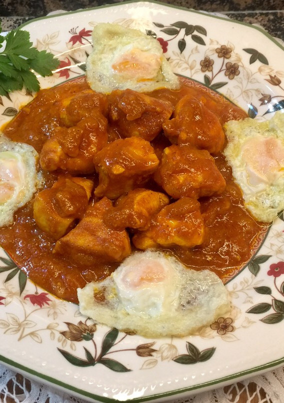 Una foto de Pollo al curry con huevos de codorniz